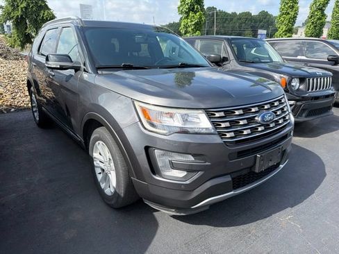Used 2017 Ford Explorer XLT w/ Equipment Group 202A FWD image 3