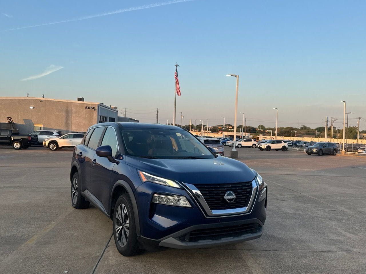 Used 2023 Nissan Rogue SV AWD/4WD image 3