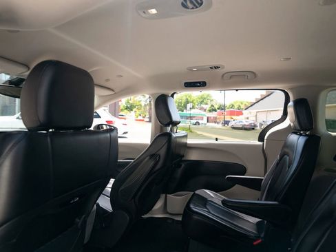 Used 2023 Chrysler Pacifica Touring-L FWD image 23