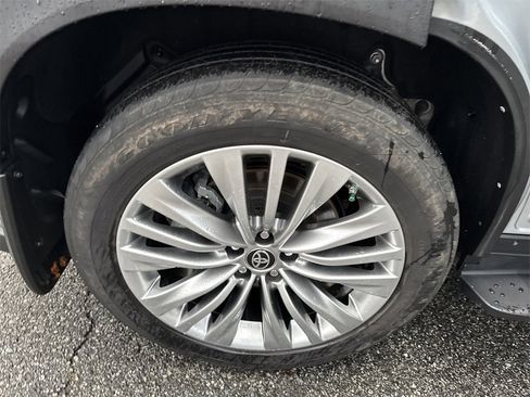 Used 2024 Toyota Highlander LE image 18