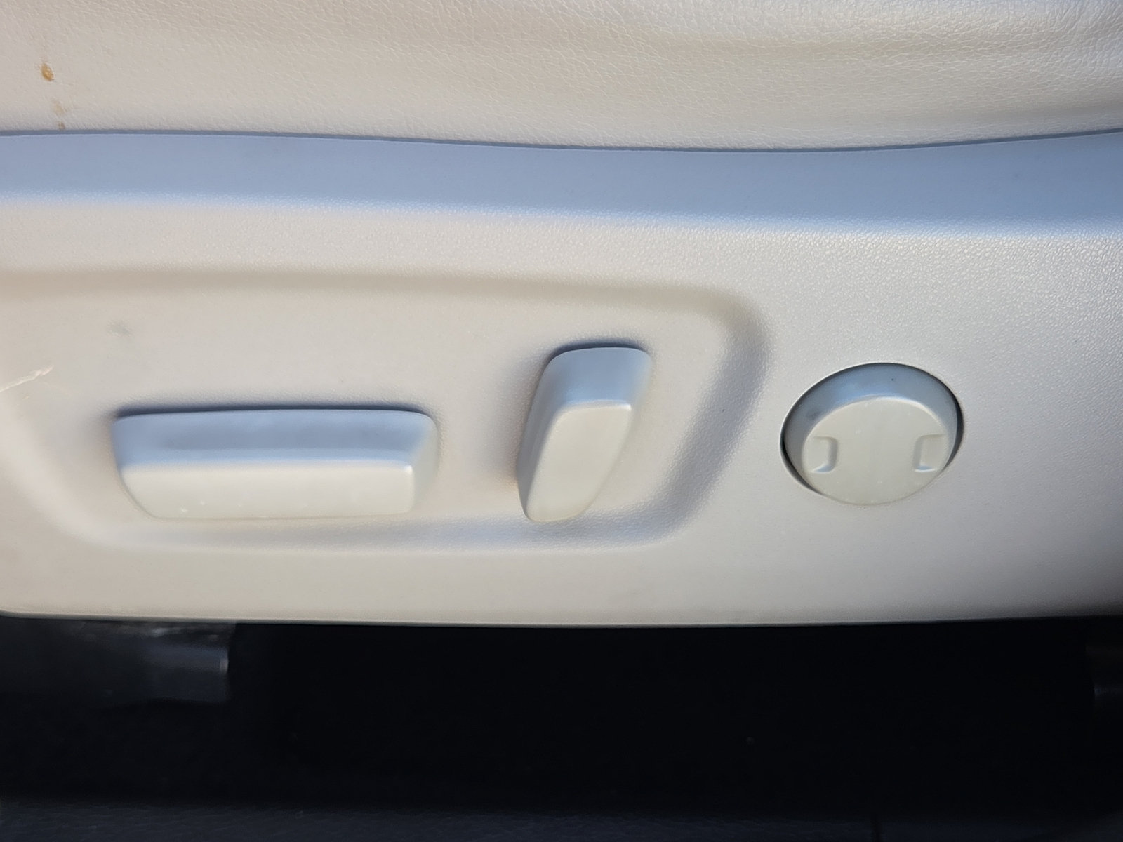 Used 2016 Toyota Highlander Plus FWD image 16