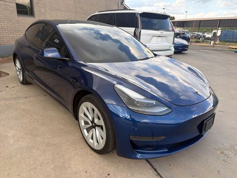Used 2022 Tesla Model 3 Standard Range RWD image 1
