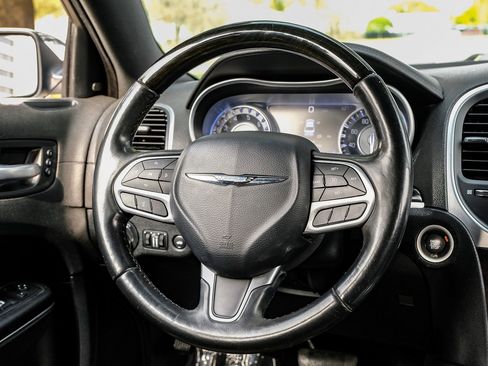 Used 2018 Chrysler 300 Limited image 16