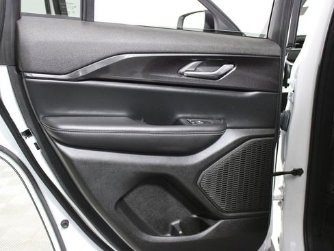 Used 2023 Jeep Grand Cherokee Laredo image 24