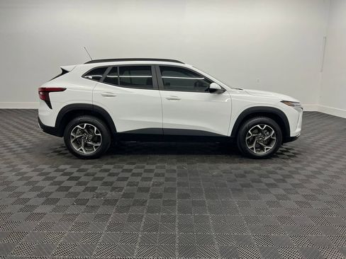 Used 2024 Chevrolet Trax LT w/ LT Convenience Package image 7