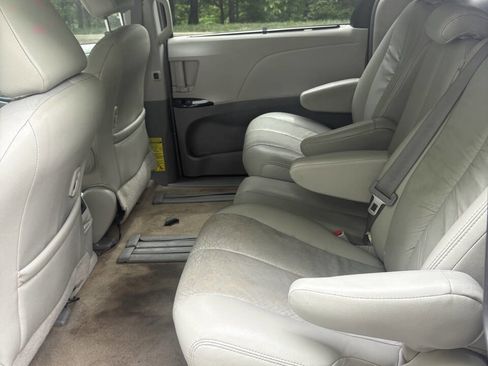 Used 2014 Toyota Sienna LE FWD image 36