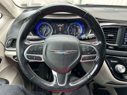 Certified 2019 Chrysler Pacifica Touring-L image 2