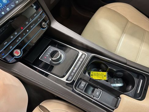Used 2020 Jaguar F-PACE Prestige image 17