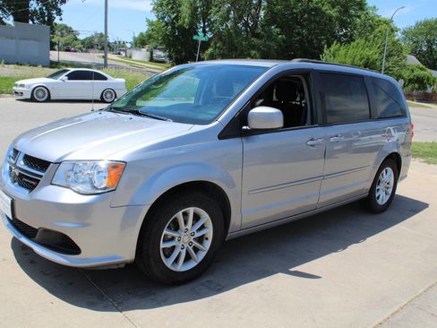 Used 2016 Dodge Grand Caravan SXT FWD image 4