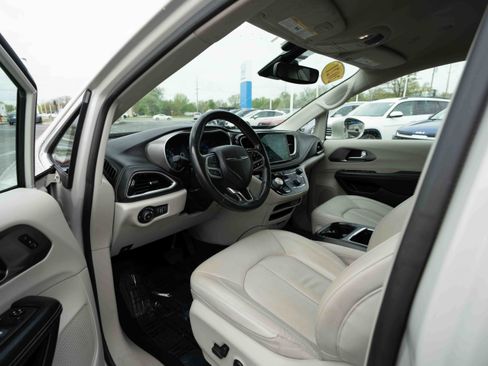 Used 2021 Chrysler Pacifica Touring-L FWD image 8