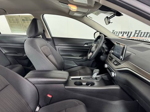Used 2025 Nissan Altima 2.5 SV FWD image 45