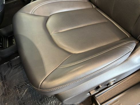 Used 2025 Chrysler Pacifica Select FWD image 16