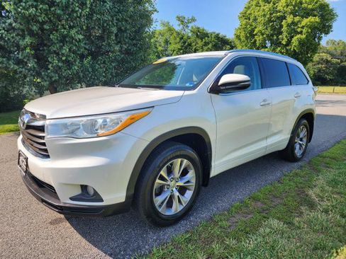 Used 2014 Toyota Highlander XLE AWD/4WD image 2