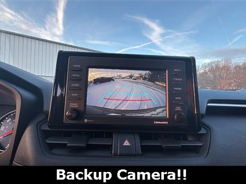 Used 2021 Toyota RAV4 LE image 3