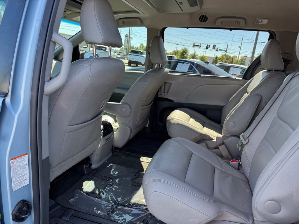 Used 2017 Toyota Sienna XLE Premium FWD image 37