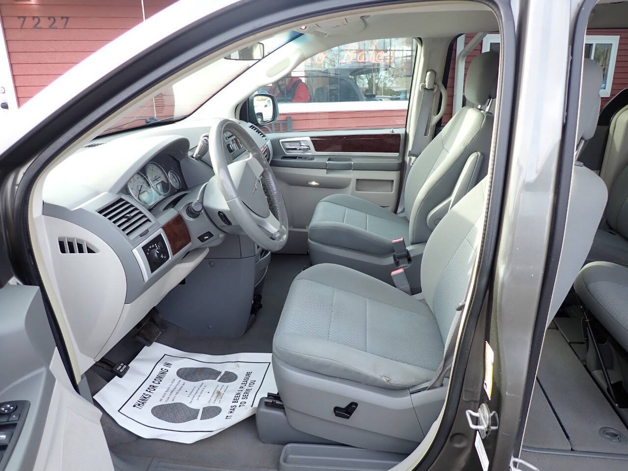 Used 2010 Chrysler Town & Country Touring FWD image 7