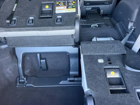 Used 2025 Toyota Sienna XLE FWD image 17