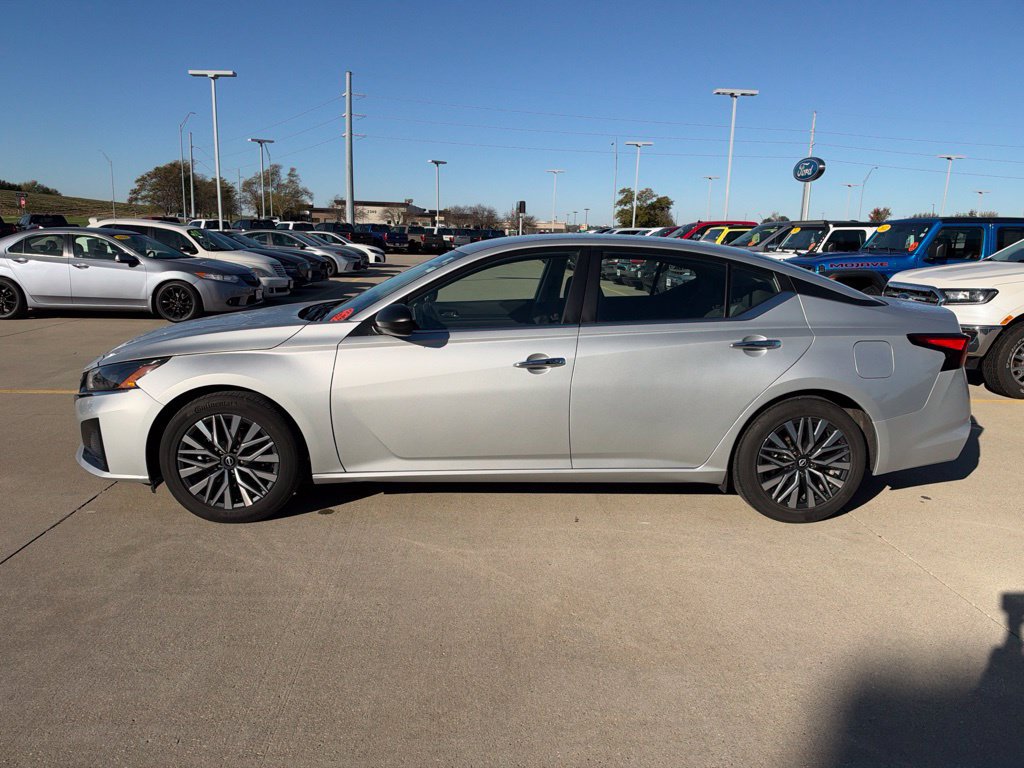 Used 2024 Nissan Altima 2.5 SV FWD image 10