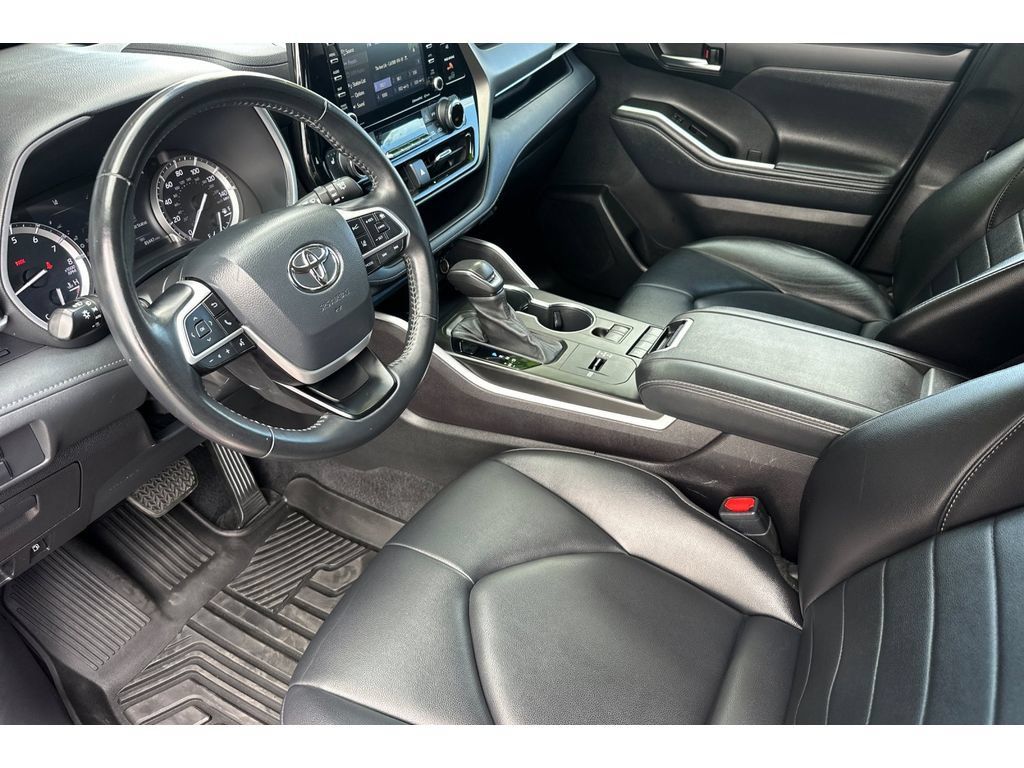 Used 2022 Toyota Highlander XLE FWD image 10
