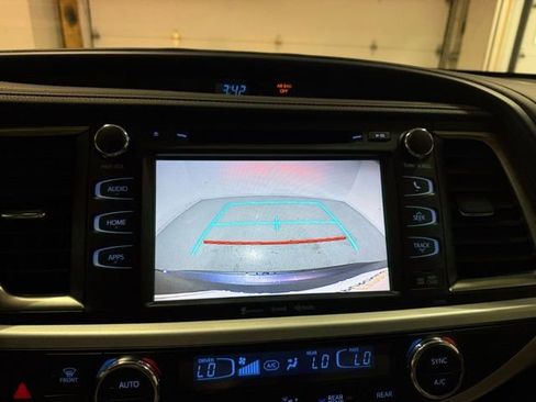 Used 2019 Toyota Highlander SE image 20
