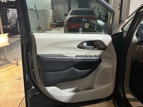 Used 2017 Chrysler Pacifica Touring-L w/ Tire & Wheel Group image 39