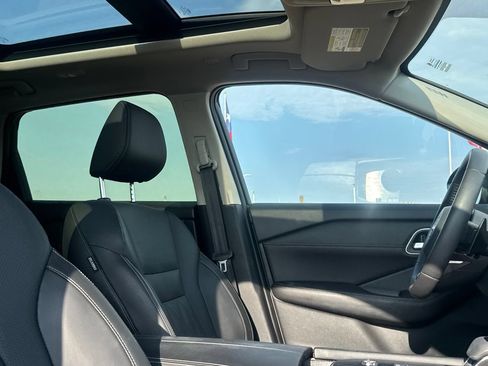 Used 2024 Nissan Rogue Platinum FWD image 29