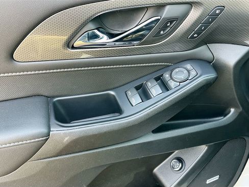 Used 2022 Chevrolet Traverse Premier FWD image 18