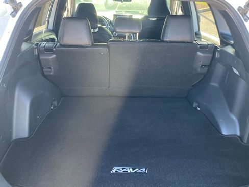 Used 2021 Toyota RAV4 SE image 11