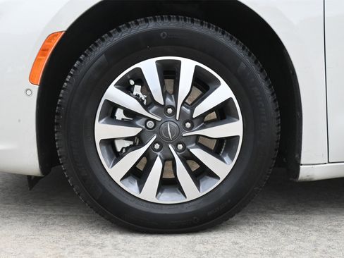 Used 2021 Chrysler Pacifica Limited w/ Uconnect Theater Family Group image 30