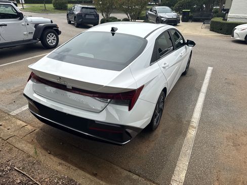 Used 2025 Hyundai Elantra Limited w/ Cargo Package FWD image 10