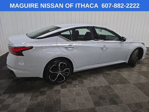 Used 2023 Nissan Altima 2.5 SR w/ SR Premium Package AWD/4WD image 3