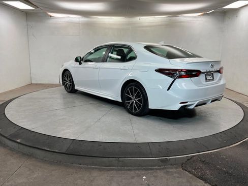 Used 2023 Toyota Camry SE image 3