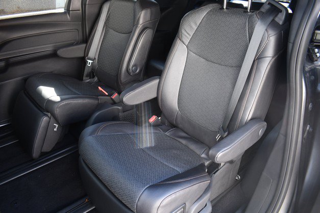 Used 2025 Toyota Sienna Limited AWD/4WD image 23