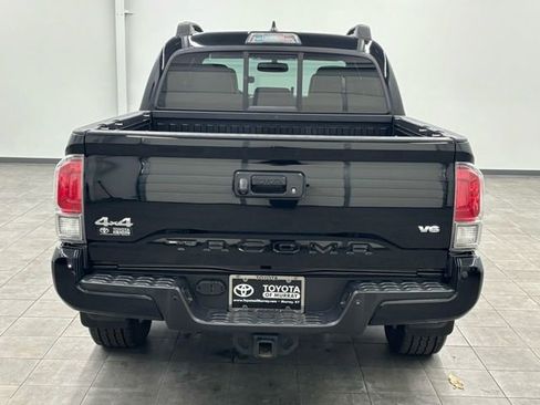 Used 2016 Toyota Tacoma Limited w/ Towing Package image 3