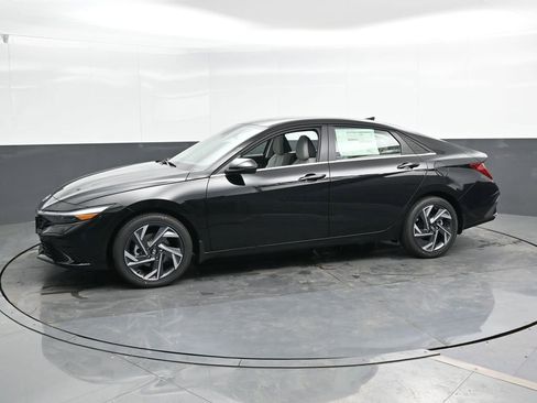 Used 2025 Hyundai Elantra Limited FWD image 8