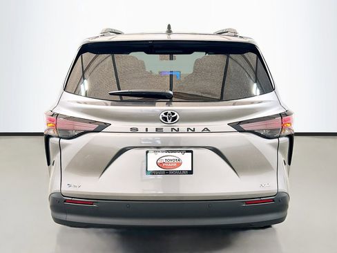 New 2026 Toyota Sienna XLE FWD image 5
