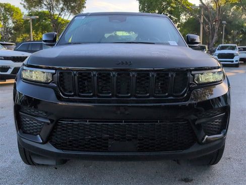 New 2025 Jeep Grand Cherokee Altitude image 18