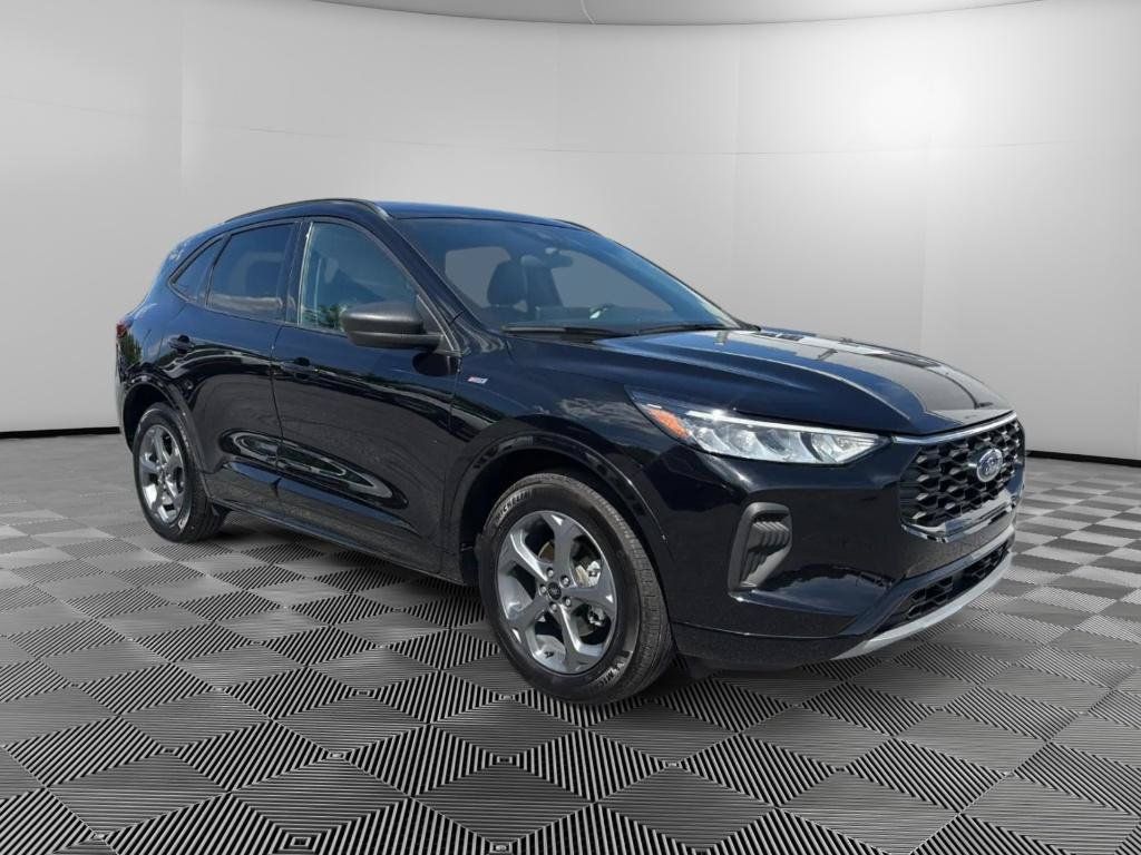 Used 2023 Ford Escape ST-Line w/ Tech Pack #1 AWD/4WD image 2