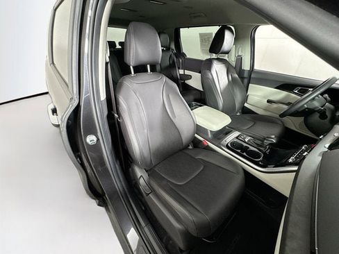 Used 2024 Kia Carnival EX FWD image 30