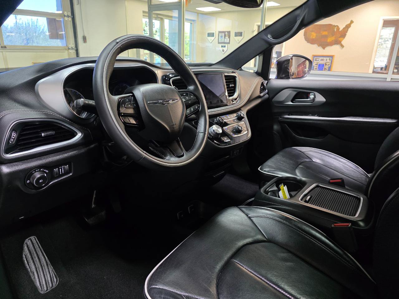 Used 2019 Chrysler Pacifica Limited w/ Advanced Safetytec Group FWD image 16