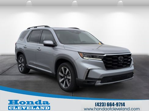 Used 2025 Honda Pilot Touring image 1