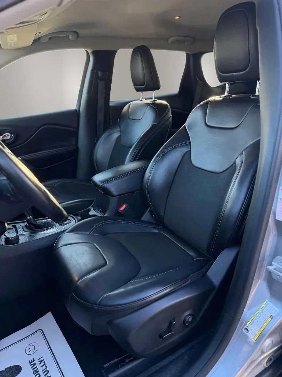 Used 2019 Jeep Cherokee Latitude Plus w/ Cold Weather Group AWD/4WD image 10
