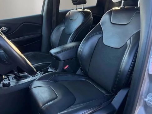 Used 2019 Jeep Cherokee Latitude Plus w/ Cold Weather Group AWD/4WD image 10