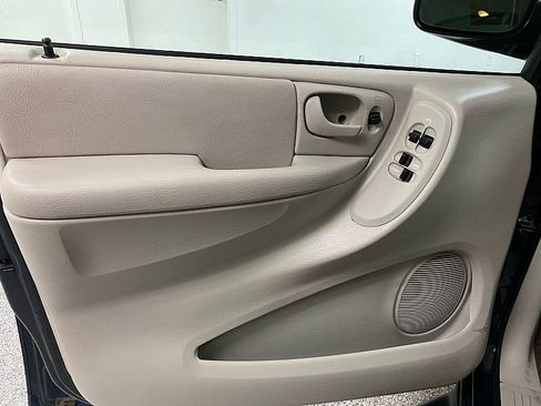 Used 2007 Chrysler Town & Country Touring w/ Leather Interior Group image 9