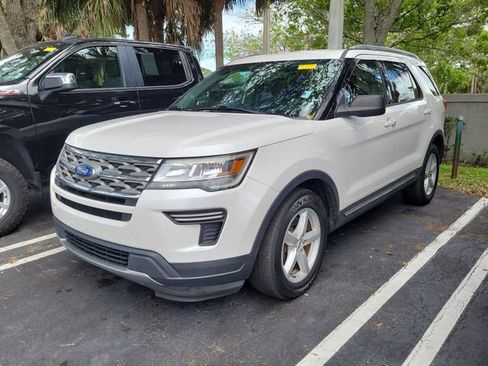 Used 2018 Ford Explorer XLT image 3