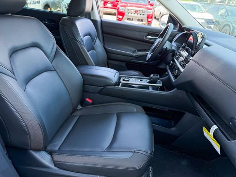 Used 2025 Nissan Pathfinder SL w/ Black Appearance Package AWD/4WD image 8