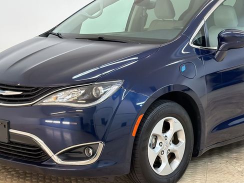 Used 2018 Chrysler Pacifica Touring Plus FWD image 26