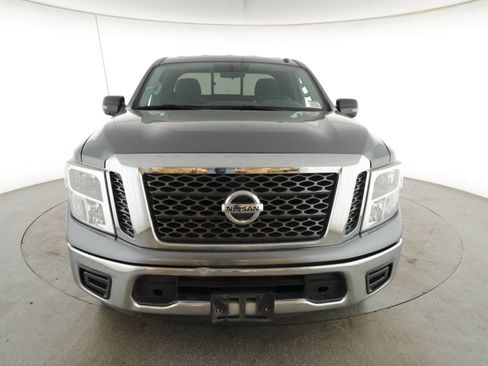 Used 2017 Nissan Titan SV image 3