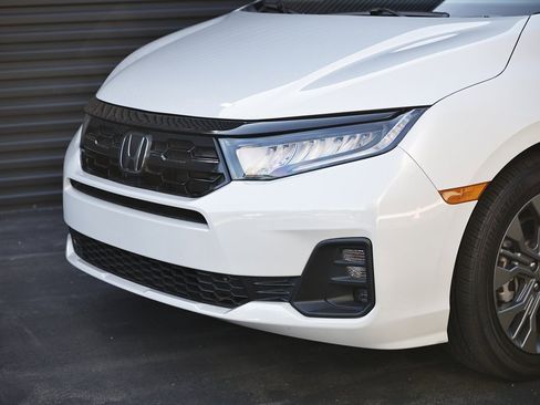 Used 2025 Honda Odyssey Touring image 2