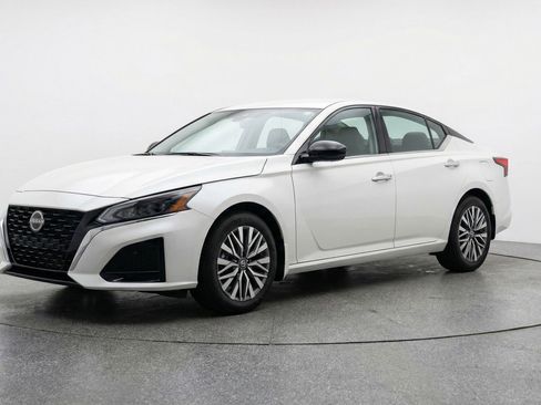 Used 2025 Nissan Altima 2.5 SV image 3